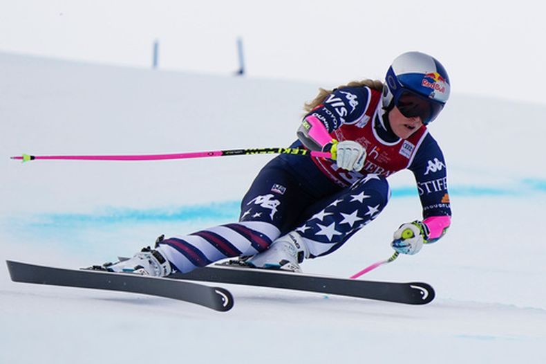 Lindsey Vonn, de Estados Unidos, corre a toda velocidad durante una prueba de esquí alpino de la Copa del Mundo femenina de Super-G en Val dIsère, Francia, el domingo 21 de diciembre de 2025. (Foto AP/Pier Marco Tacca)