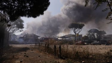 Una columna de humo se eleva tras la explosión de una gasolinera en las afueras de Roma, el viernes 4 de julio de 2025. (Cecilia Fabiano/LaPresse vía AP)