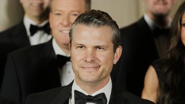 Pete Hegseth, nominado por el presidente Donald Trump como secretario de Defensa, posa para una foto con otros nominados al Gabinete en la Galería Nacional de Arte en Washington, el sábado 18 de enero de 2025. (AP Foto/Mark Schiefelbein)