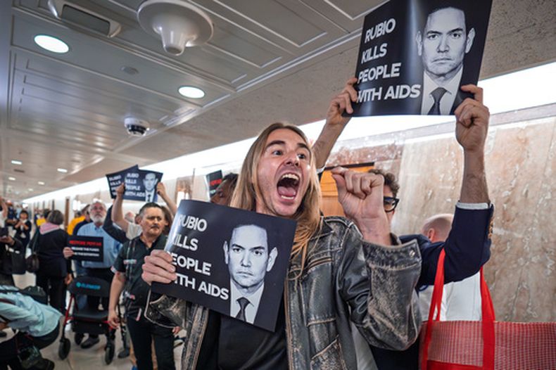 Manifestantes intentan interrumpir la audiencia de la Comisión de Relaciones Exteriores del Senado con el secretario de Estado Marco Rubio, en el Capitolio, en Washington, el 2 de junio de 2026. (Foto AP/J. Scott Applewhite)