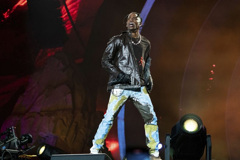 ARCHIVO - Travis Scott durante su presentación en el festival Astroworld Music en Houston, el 5 de noviembre de 2021. Un jurado de acusación en Texas se negó a imputar a la superestrella del rap Travis Scott en una investigación penal por la estampida mortal en el festival Astroworld de 2021, donde algunos espectadores estaban tan apretados que no podían mover los brazos ni siquiera respirar, dijo su abogado el jueves 29 de junio de 2023. (Foto Amy Harris/Invision/AP, archivo)