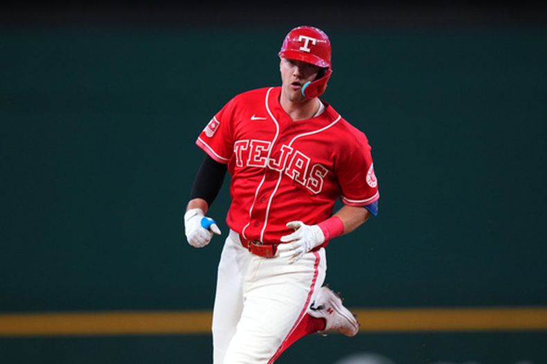 El pelotero de los Rangers de Texas, Josh Jung, recorre las bases tras conectar un cuadrangular solitario ante el lanzador abridor de los Azulejos de Toronto, José Soriano, durante la primera entrada de un partido de béisbol el sábado 19 de septiembre de 2026, en Arlington, Texas. (Foto AP/Julio Cortez)