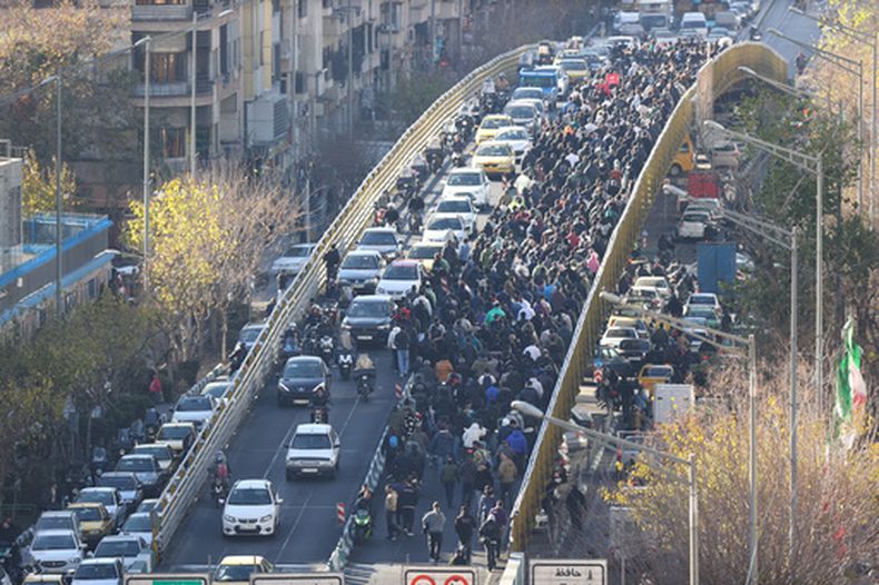 Manifestantes marchan en el centro de Teherán, Irán, contra la situación económica del país, el lunes 29 de diciembre de 2025. (Foto, agencia de noticias Fars vía AP)