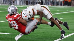 El back defensivo de Miami, Jakobe Thomas, derecha, derriba al ala cerrada de Ohio State, Will Kacmarek, durante la segunda mitad del partido de cuartos de final del Cotton Bowl College Football Playoff, el miércoles 31 de diciembre de 2025, en Arlington, Texas. (Foto AP/Gareth Patterson)