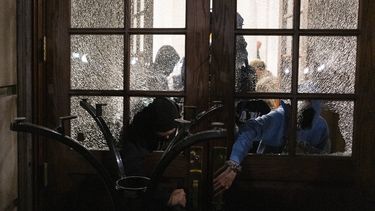 Estudiantes del Campamento de Solidaridad con Gaza bloquean la entrada del edificio Hamilton Hall de la Universidad de Columbia tras tomarlo, el 30 de abril de 2024, en Nueva York. (Marco Postigo Storel vía AP, Archivo)