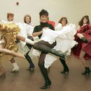 ARCHIVO - La estrella de Broadway Chita Rivera, frente, y las Rockettes del Radio City Music Hall ensayan Can Can de Cole Porter en Nueva York el 21 de enero de 1988. (Foto AP/Marty Lederhandler, archivo)