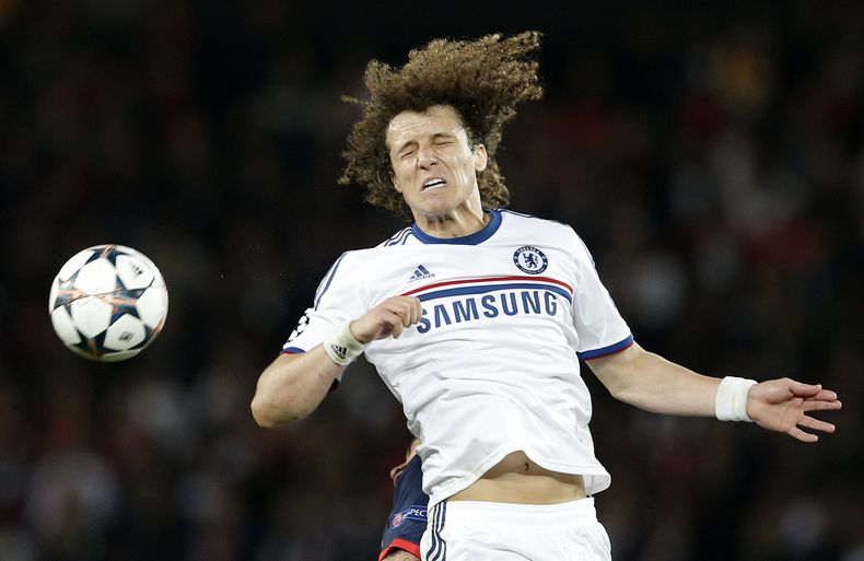 El jugador de Chelsea, David Luiz, cabecea el bal&oacute;n en un partido contra PSG por la Liga de Campeones el mi&eacute;rcoles, 2 de abril de 2014, en Par&iacute;s. (AP Photo/Christophe Ena)