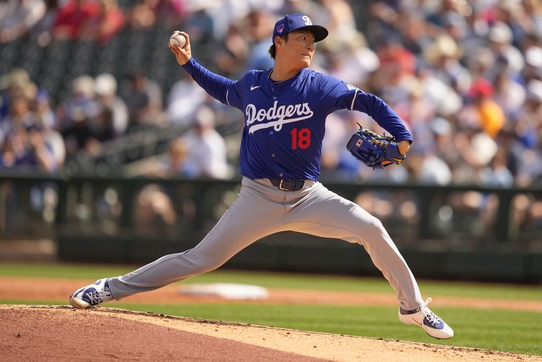 El abridor de los Dodgers de Los Ángeles Yoshinobu Yamamoto hace un lanzamiento ante los Rangers de Texas durante la segunda entrada del juego de pretemporada el miércoles 28 de febrero de 2024, en Surprise, Arizona. (AP Foto/Lindsey Wasson)