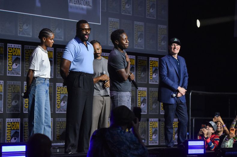 De izquierda a derecha, Letitia Wright, Winston Duke, Ryan Coogler, David Jonsson, y Kevin Feige asisten a una presentación para Marvel Studios durante la Comic-Con International el sábado 25 de julio de 2026, en San Diego. (Foto de Richard Shotwell/Invision/AP)