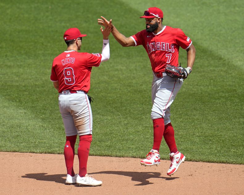 Zach Neto (9) y Jo Adell de los Angelinos de Los Ángeles celebran tras la victoria 5-4 ante los Piratas de Pittsburgh, el miércoles 8 de mayo de 2024. (AP Foto/Gene J. Puskar)