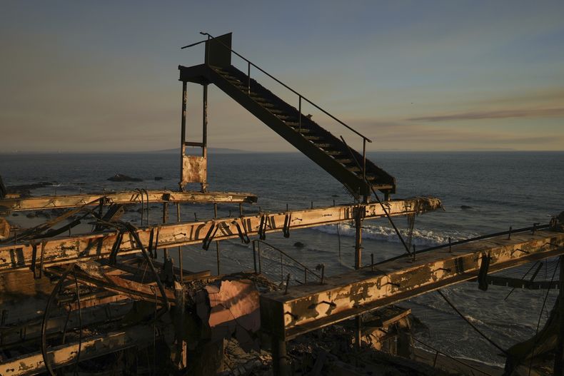 Una escalera quemada, en un edificio arrasado por el incendio de Palisades, en Malibú, California, el 10 de enero de 2025. (AP Foto/Eric Thayer)