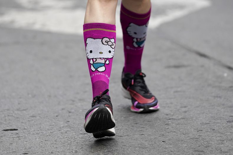 Una fanática del personaje japonés Hello Kitty camina después de cruzar la línea de meta en una carrera durante la celebración del 50 aniversario del personaje, en la Ciudad de México, el domingo 13 de octubre de 2024. (Foto AP/Aurea Del Rosario)