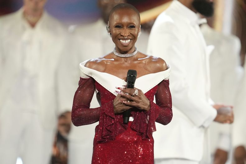 La anfitriona Cynthia Erivo, centro, se presenta durante la 78.ª edición de los Premios Tony el domingo 8 de junio de 2025, en el Radio City Music Hall de Nueva York. (Charles Sykes/Invision/AP)