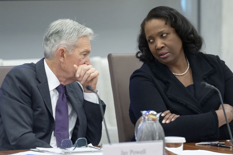 ARCHIVO - El presidente de la Reserva Federal, Jerome Powell, izquierda, conversa con Lisa Cook, derecha, miembro de la Junta de Gobernadores, durante una reunión abierta de la Junta de Gobernadores en la Reserva Federal, el 25 de junio de 2025, en Washington. (AP Foto/Mark Schiefelbein, archivo)