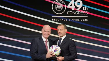 ARCHIVO - Foto del 3 de abril del 2026, el presidente de la UEFA Aleksander Ceferin y el presidente de la FIFA Gianni Infantino, sostienen un balón durante el 49mo congreso de la UEFA. 0(AP Foto/Darko Vojinovic, Archivo)