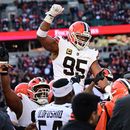 ARCHIVO - Foto del 4 de enero del 2026, el defensive end de los Browns de Cleveland Myles Garrett celebra con sus compañeros al romper el récord de capturas en una temporada en el juego ante los Bengals de Cincinnati. (AP Foto/David Dermer, Archivo)