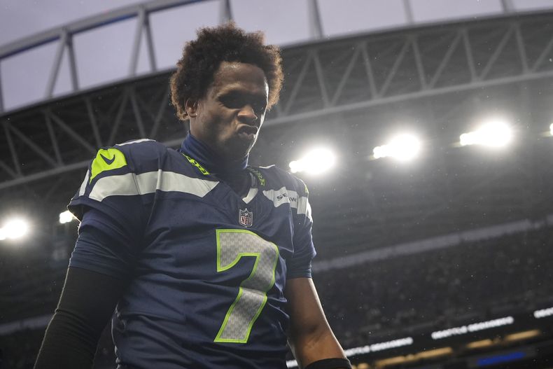 Geno Smith, quarterback de los Seahawks de Seattle, abandona el terreno tras caer ante los Vikings de Minnesota el domingo 22 de diciembre de 2024 (AP Foto/Lindsey Wasson)
