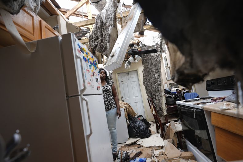 Natasha Ducre revisa la cocina de su vivienda devastada, la cual perdió buena parte del techo durante el paso del huracán Milton, el 10 de octubre de 2024, en Palmetto, Florida. (AP Foto/Rebecca Blackwell, Archivo)