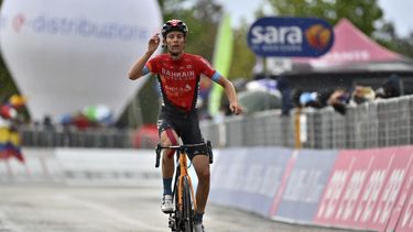 El suizo Gino Mader celebra después de ganar la sexta etapa del Giro de Italia, de Grotte di Frasassi a Ascoli Piceno, el jueves 13 de mayo de 2021. (Massimo Paolone/LaPresse via AP, Archivo)