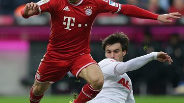 americateve | El artillero franc&eacute;s del Bayern Munich Franck Ribery, izquierda, se disputa un bal&oacute;n con el jugador checo de Ausburgo Jan Moravek en un partido de la Bundesliga el s&aacute;bado, 9 de noviembre del 2013.  (Foto AP/Matthias Schrader)