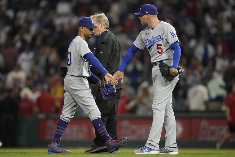 El campocorto Mookie Betts y el primera base Freddie Freeman de los Dodgers de Los Ángeles celebran la victoria ante los Angelinos de Los Ángeles el miércoles 21 de junio del 2023. (AP Foto/Ashley Landis)