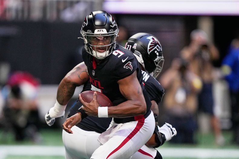 Michael Penix Jr. (9), quarterback de los Falcons de Atlanta, sostiene el balón durante la primera mitad del partido de la NFL en contra de los Panthers de Carolina, el domingo 16 de noviembre de 2025, en Atlanta. (AP Foto/Brynn Anderson)