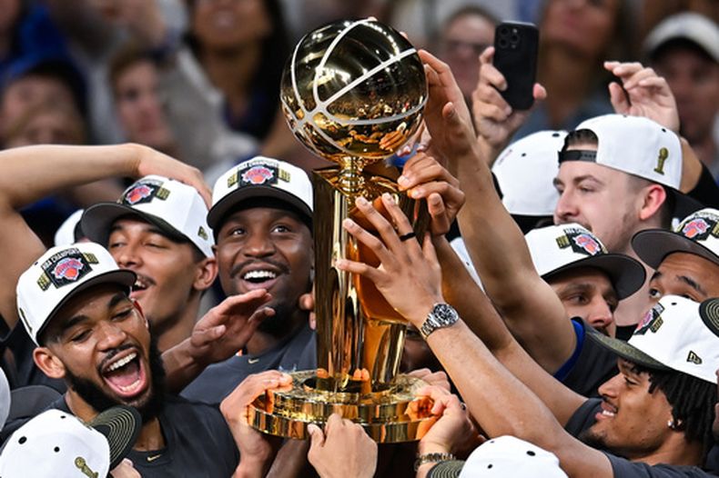 Los jugadores de los Knicks de Nueva York celebra con el trofeo de campeón Larry OBrien tras vencer a los Spurs de San Antonio en el juego 5 de las Finales el sábado 13 de junio del 2026. (AP Foto/Darren Abate)