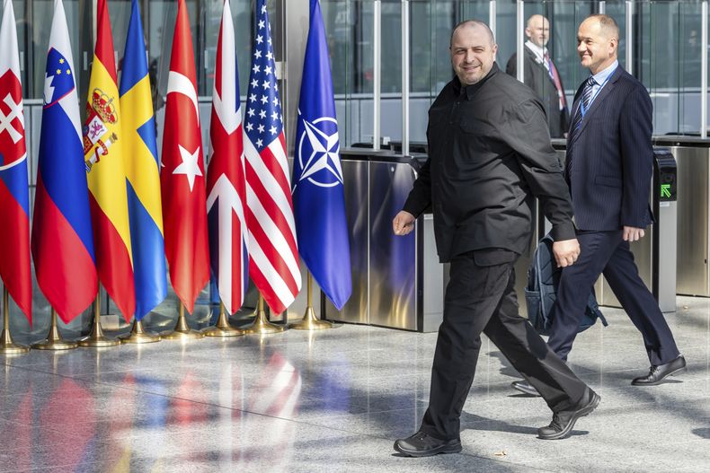 El ministro de Defensa de Ucrania, Rustem Umerov, llega a una reunión de los ministros de Defensa de la OTAN, en la sede de la alianza, en Bruselas, Bélgica, el 10 de abril de 2025. (AP Foto/Geert Vanden Wijngaert)