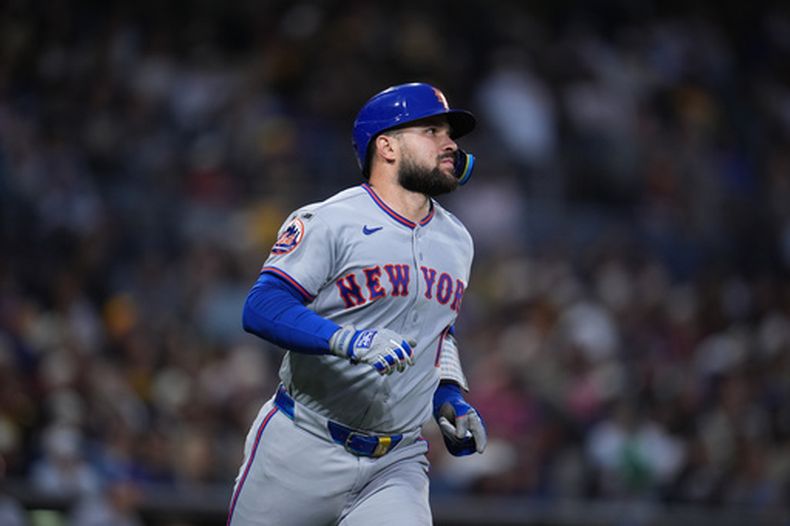 El venezolano Luis Torrens, de los Mets de Nueva York, trota luego de batear un jonrón en el duelo del viernes 5 de junio de 2026 ante los Padres de San Diego (AP Foto/Gregory Bull)