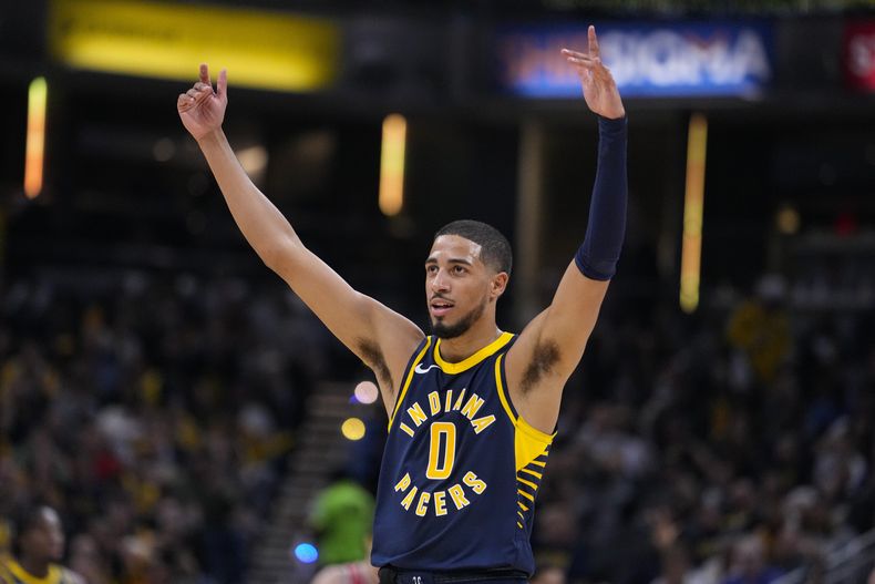 Tyrese Haliburton, base de los Pacers de Indiana, festeja durante el partido ante los Wizards de Washington, el miércoles 25 de octubre de 2023 (AP Foto/Michael Conroy)