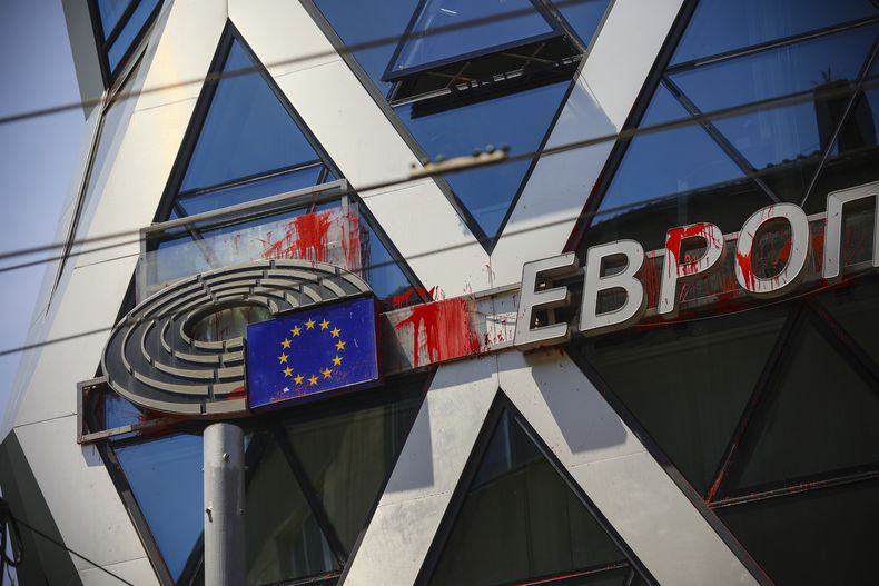Pintura roja arrojada por manifestantes pro-Rusia mancha el edificio del Parlamento Europeo y de la Comisión Europea, en Sofía, Bulgaria, el lunes 2 de junio de 2025. (AP Foto/Valentina Petrova)