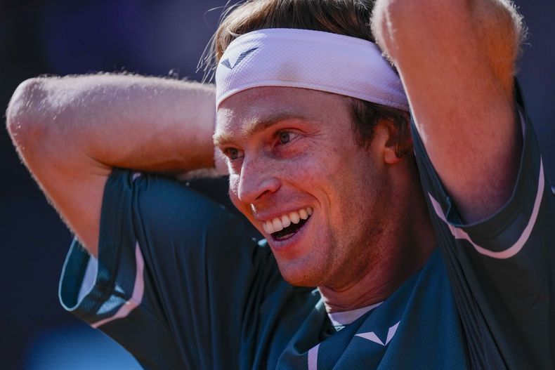 Andrey Rublev, de Rusia, reacciona durante la semifinal del torneo de tenis Abierto de Madrid contra Taylor Fritz, de Estados Unidos, el viernes 3 de mayo de 2024, en Madrid, España. (AP Foto/Bernat Armangue)