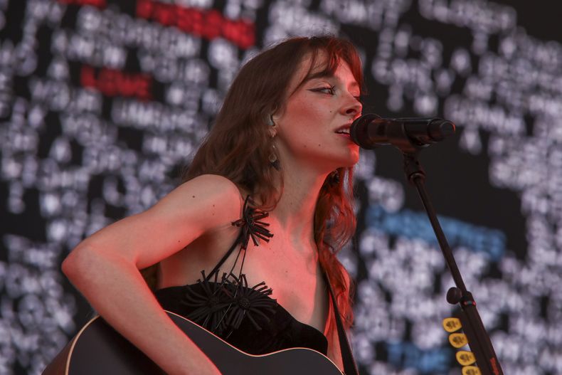 La cantautora Holly Humberstone actúa durante el festival de música All Things Go el sábado 28 de septiembre de 2024 en el estadio Forest Hills en Forest Hills, Nueva York. (Foto Andy Kropa/Invision/AP)