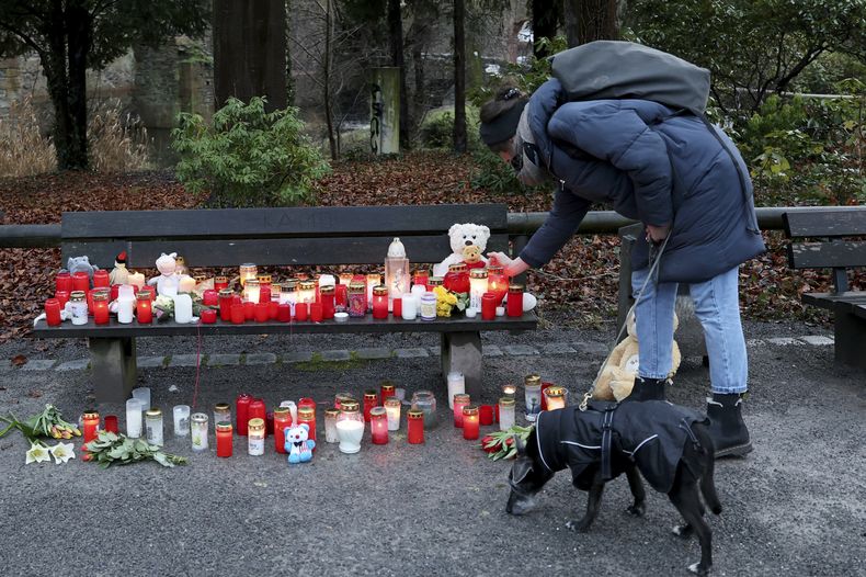Un memorial a las víctimas del apuñalamiento en Aschaffenburg, Alemania, el 23 de enero del 2025. (Daniel Loeb/dpa via AP)