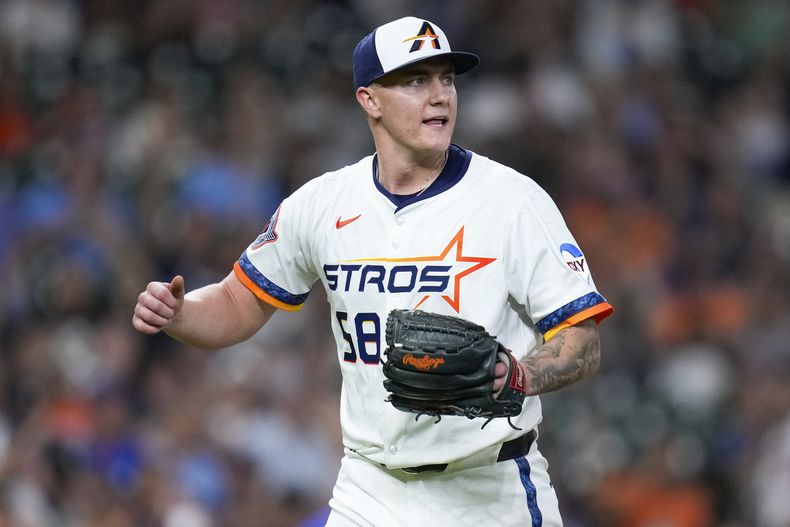 El abridor de los Astros de Houston, Hunter Brown, reacciona después de un doble play que le puso fin a la parte alta de la sexta entrada del juego de béisbol de Grandes Ligas frente a los Azulejos de Toronto, el lunes 21 de abril de 2025, en Houston. (AP Foto/Eric Christian Smith)