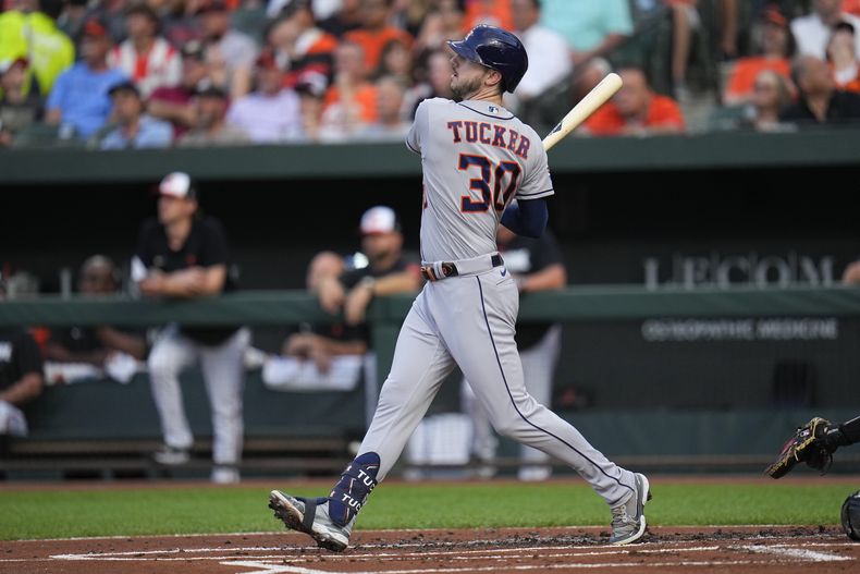 Kyle Tucker, de los Astros de Houston, conecta un jonrón de dos carreras en el juego del miércoles 9 de agosto de 2023, ante los Orioles de Baltimore (AP Foto/Julio Cortez)
