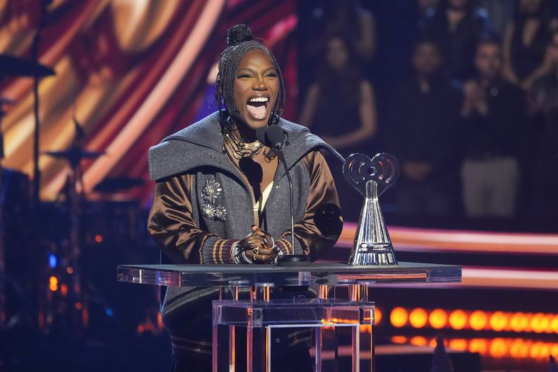 Doechii presenta el premio a la innovación durante los iHeartRadio Music Awards, el lunes 17 de marzo de 2025, en el Teatro Dolby de Los Ángeles. (Foto AP/Chris Pizzello)