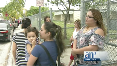 el cierre preventivo de un colegio genera caos entre padres y familiares