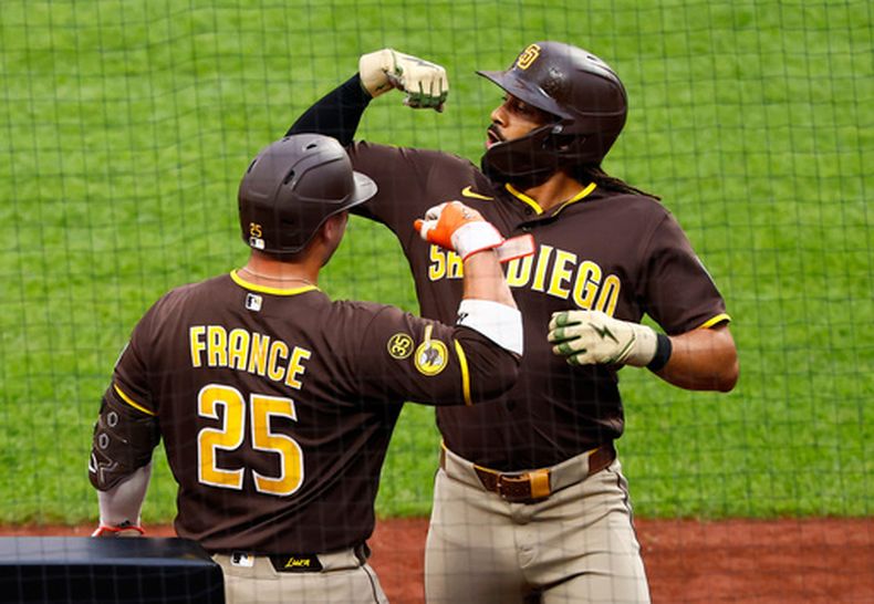 El jardinero de los Padres de San Diego, Fernando Tatis Jr., celebra con Ty France (25) tras conectar un jonrón contra los Mets de Nueva York durante la primera entrada de un partido de béisbol, el martes 18 de agosto de 2026, en Nueva York. (Foto AP/Noah K. Murray)