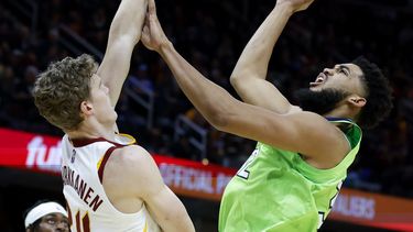 Timberwolves superan 127-12 a Cavaliers; Towns logra triple
