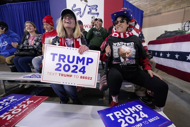 Simpatizantes esperan al expresidente Donald Trump para que llegue a un mitin, el sábado 7 de octubre de 2023, en Waterloo, Iowa. (AP Foto/Charlie Neibergall)