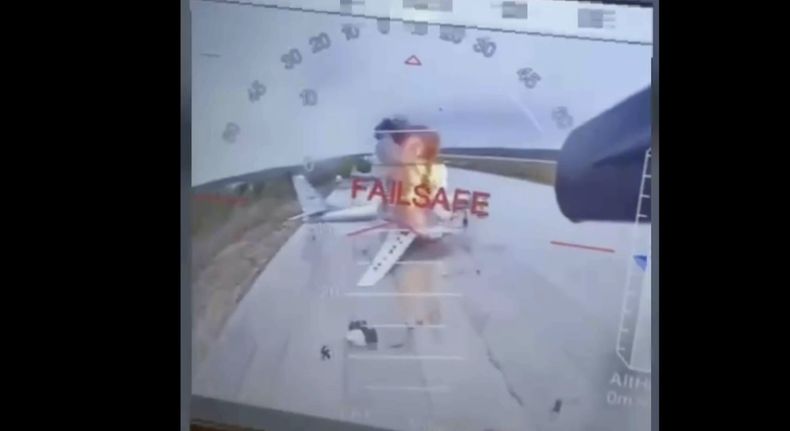 En esta imagen tomada de un video publicado el 1 de junio de 2025 por una fuente del Servicio de Seguridad Ucraniano muestra un dron ucraniano que golpea aviones rusos en el interior de territorio ruso. (Servicio de Seguridad Ucraniano via AP)