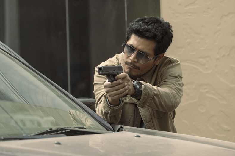 Esta imagen difundida por Netflix muestra a Harold Torres en una escena de Gringo Hunters. (Carla Danieli/Netflix via AP)