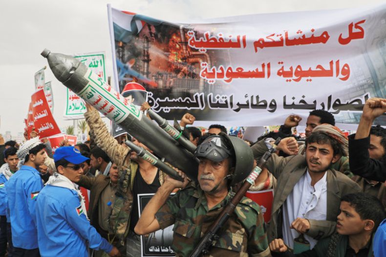 ARCHIVO - Simpatizantes de los hutíes llevan a cabo una manifestación en Saná, Yemen, el 17 de julio de 2026, contra la coalición liderada por Arabia Saudí. La pancarta en árabe dice: Todas las instalaciones petroleras saudíes son blanco de nuestros misiles y drones. (AP Foto/Osamah Abdulrahman, Archivo)