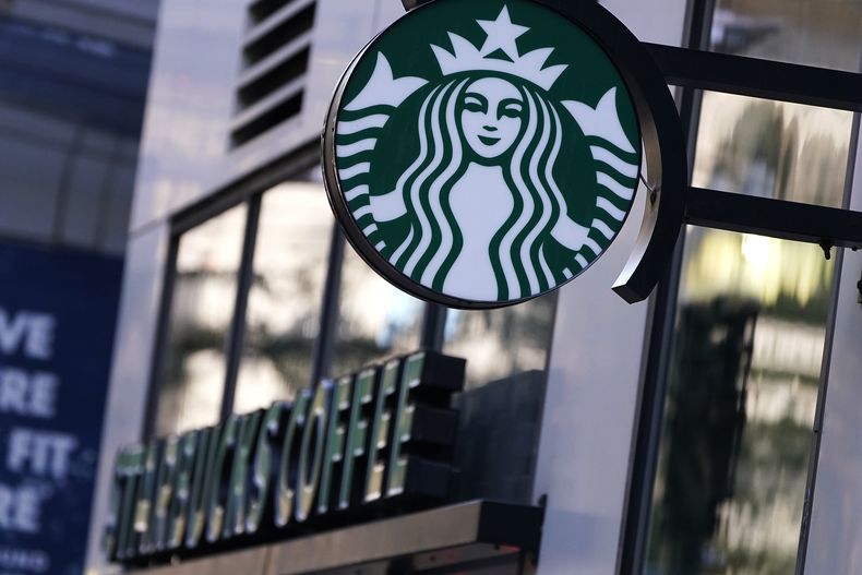 El logotipo de la Sirena cuelga fuera de una cafetería Starbucks, el miércoles 14 de julio de 2021, en Boston. (AP Foto/Charles Krupa)