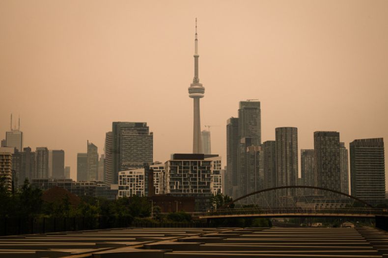 La Torre CN en Toronto, con la ciudad llena de humo, el miércoles 15 de julio de 2026. (Laura Proctor/The Canadian Press vía AP)