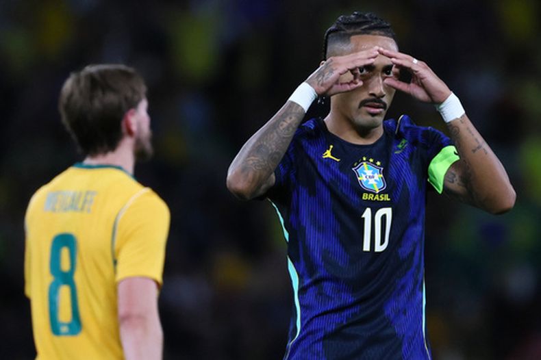 Raphinha de Brasil celebra tras anotar un penal ante Australia en partido amistoso el martes 29 de septiembre del 2026. (AP Foto/Tertius Pickard)