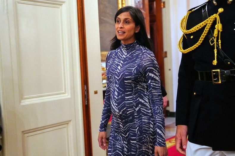 ARCHIVO - La segunda dama, Usha Vance, llega a un evento del Mes de la Historia de la Mujer en el Salón Este de la Casa Blanca, el 12 de marzo de 2026, en Washington. (AP Foto/Julia Demaree Nikhinson, Archivo)