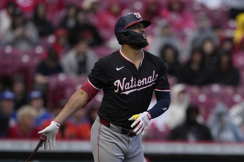 Luis García Jr., de los Nacionales de Washington, observa su cuadrangular solitario durante la séptima entrada del juego de béisbol de Grandes Ligas frente a los Rojos de Cincinnati, el domingo 4 de mayo de 2025, en Cincinnati. (AP Foto/Carolyn Kaster)