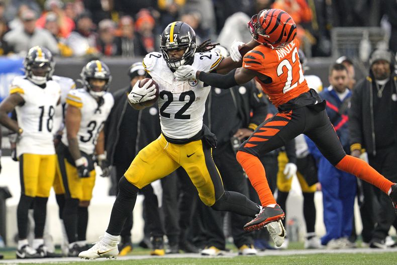 Najee Harris (22), running back de los Steelers de Pittsburgh, aplica un stiff arm al cornerback de los Bengals de Cincinnati, Chidobe Awuzie (22), durante la segunda mitad del juego de la NFL en Cincinnati, el domingo 26 de noviembre de 2023. Los Steelers ganó 16-10. (AP Foto/Jeffrey Dean)